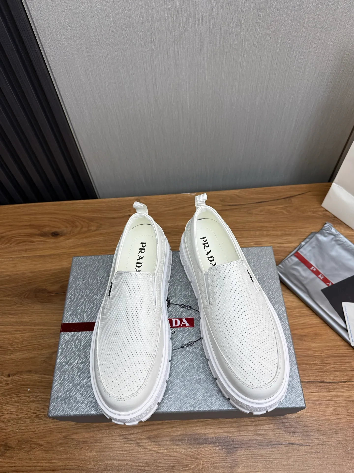 Men's shoes 💰580💰 [PRADA] Men's shoes are popular in the counter, official website is synchronized, 1 high-quality shipment ✔️Imported cowhide punching + cowhide lining, 1🆚1 replica, original sole, 38-45 (45 customized, non-refundable)